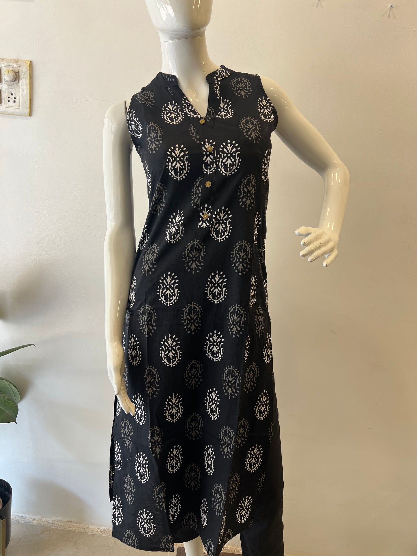 STYLIE GOA Assorted button up collar kurtas with additional sleeves