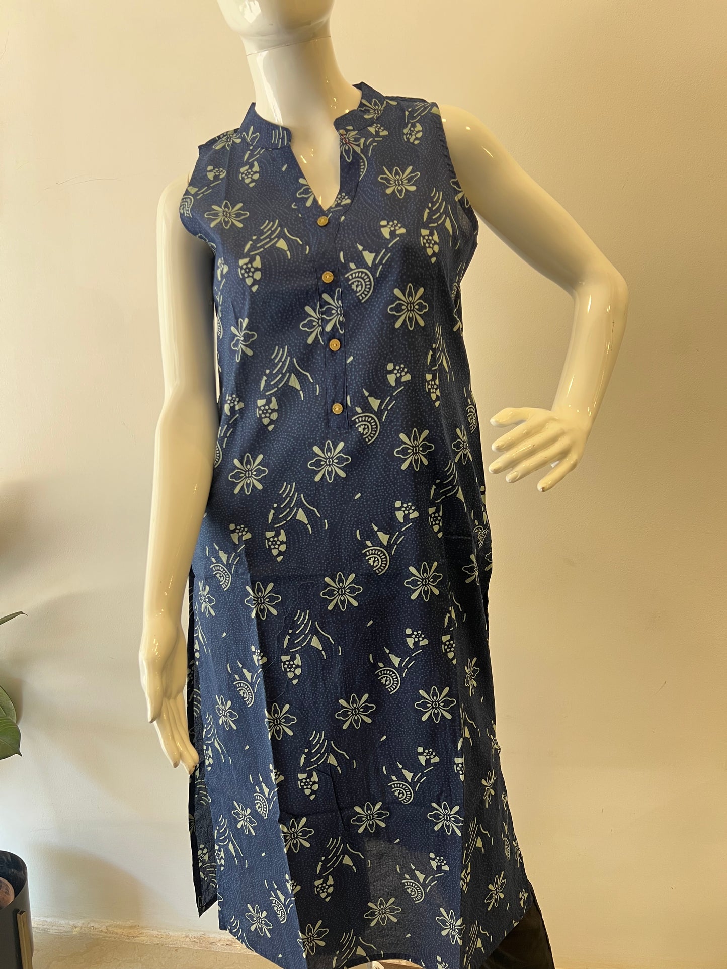 STYLIE GOA Assorted button up collar kurtas with additional sleeves