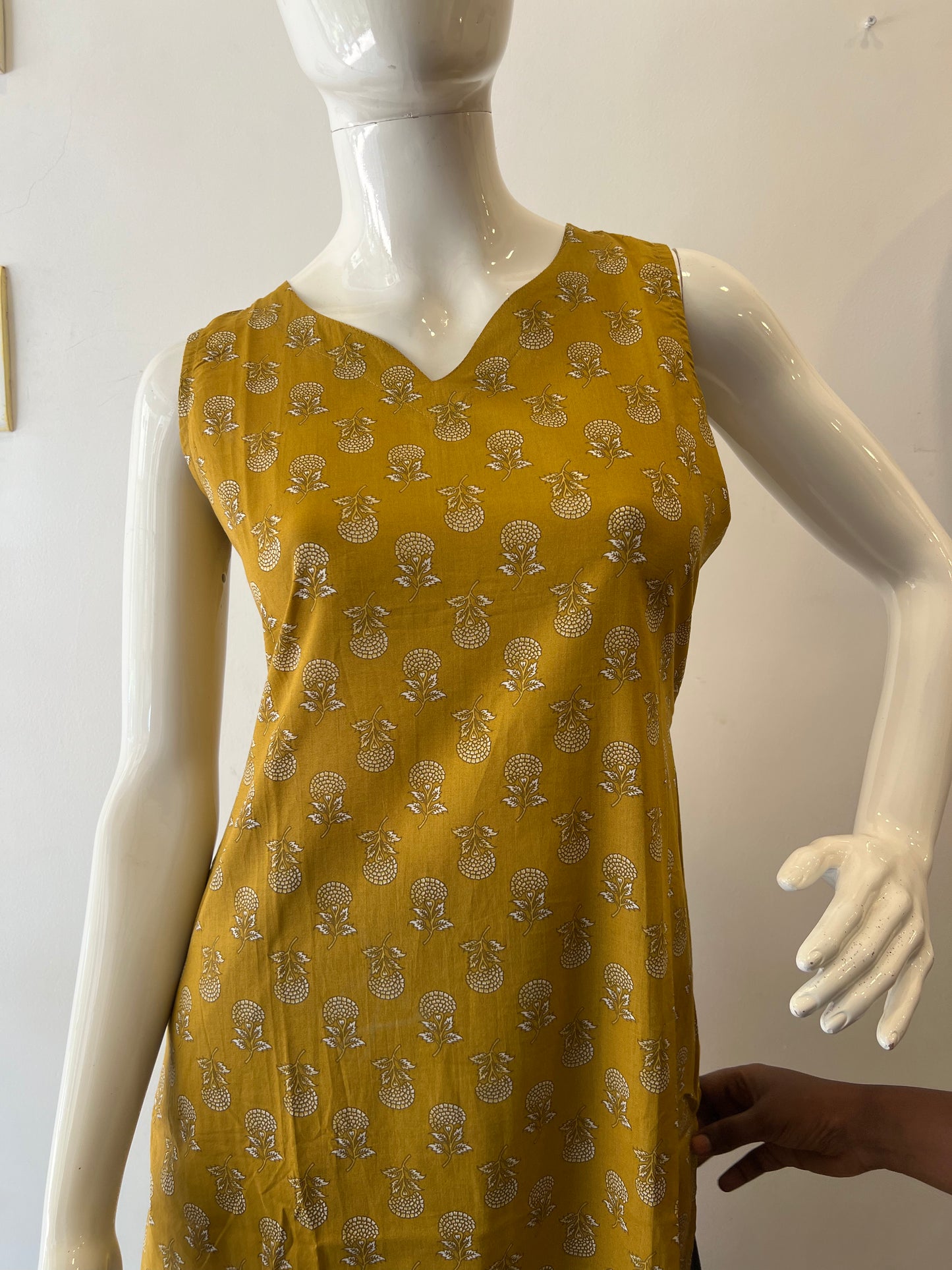 STYLIE GOA Assorted V Neck Printed Kurtas With Attached Sleeves
