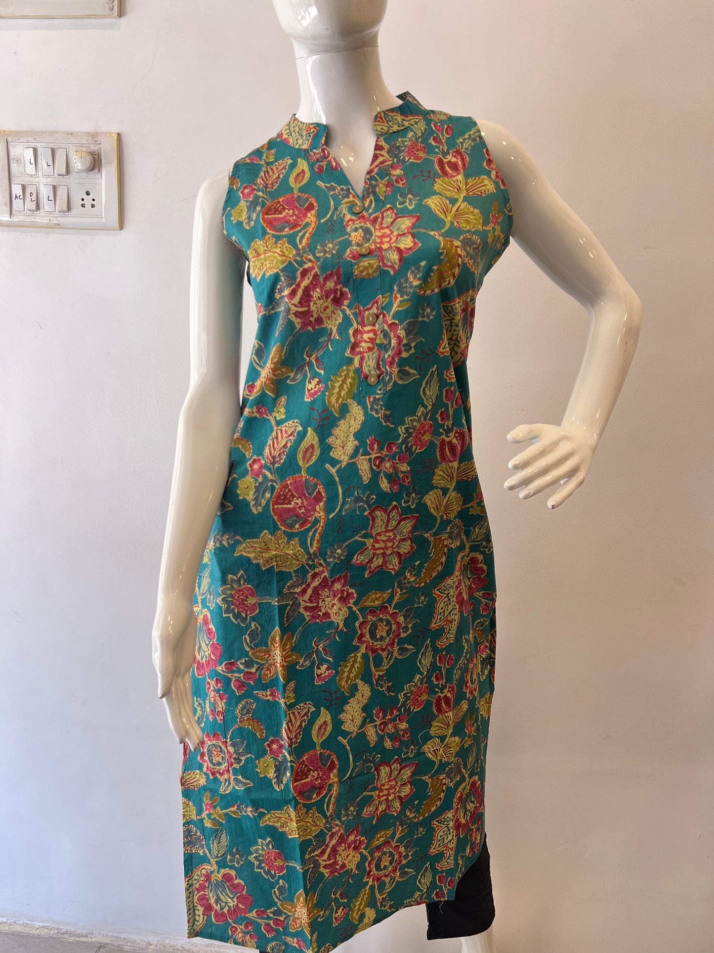 STYLIE GOA Assorted button up collar kurtas with additional sleeves