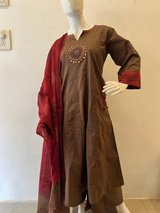 STYLIE GOA Earthy Medallion Kurta Set
