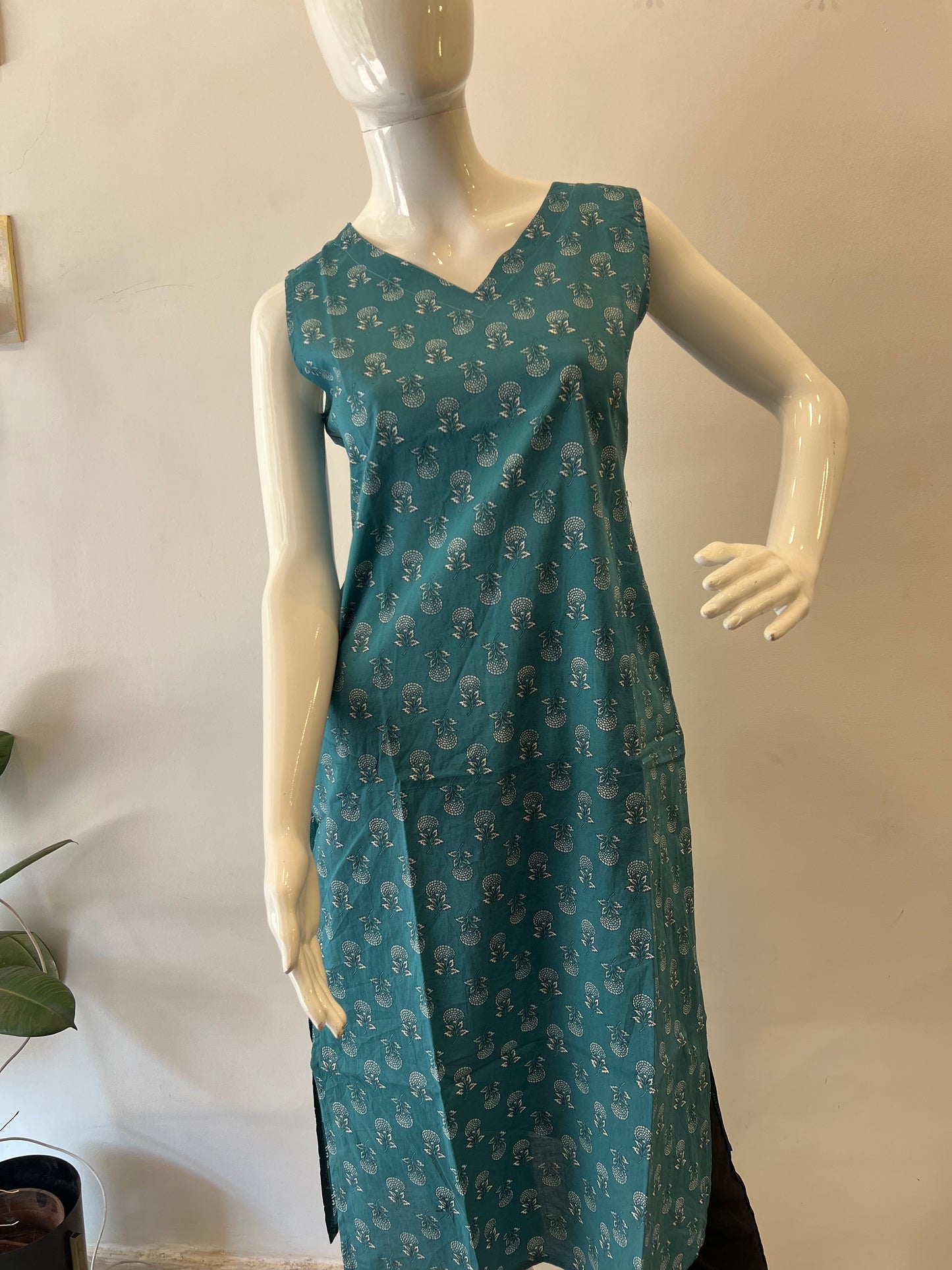 STYLIE GOA Assorted V Neck Printed Kurtas With Attached Sleeves
